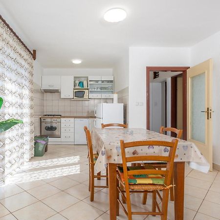 Lovely Apartment In Krk With Kitchen Brzac Екстер'єр фото